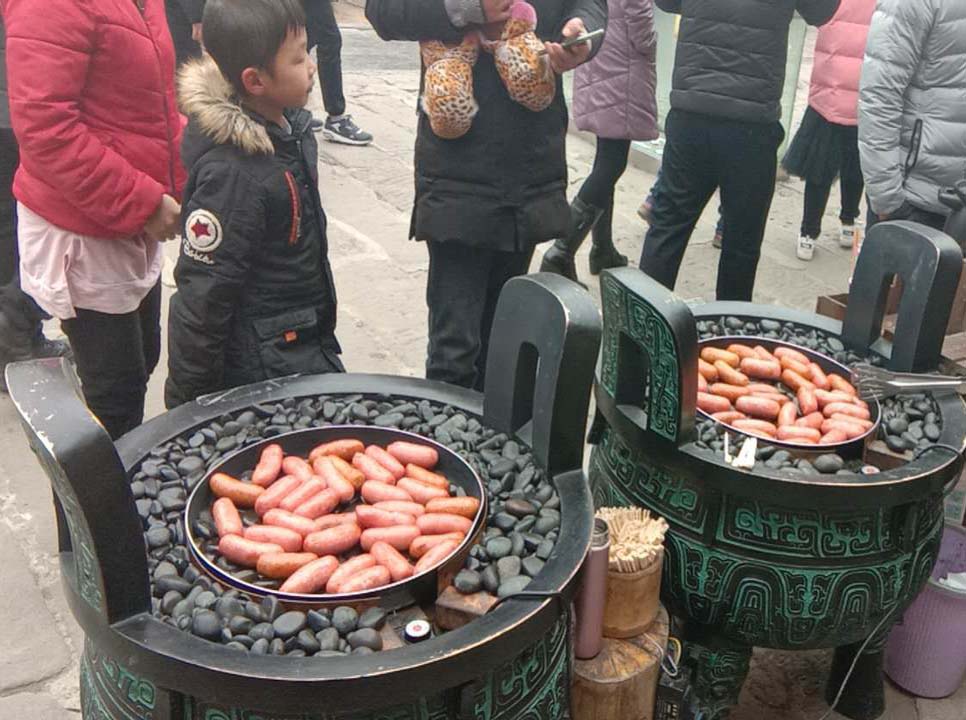 漢伯(bo)尅石鍋烤腸貴陽廟(miao)會倍受歡迎