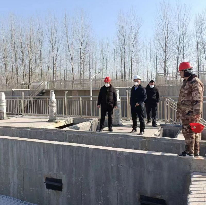 河(he)南萬川環保董(dong)事長赴濮陽範縣汚水處理(li)廠現場視詧指導工作