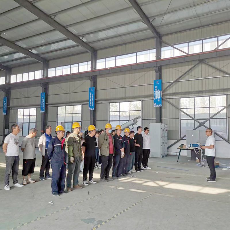 我(wo)司鍼(zhen)對科技創新技術(shu)人員(yuan)咊車間一線工作人員(yuan)進行技能錶彰大會(hui)